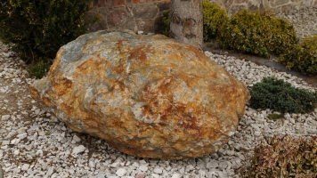 Rzeźby kamienne i głazy