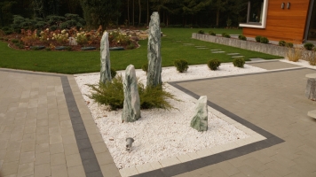 Rzeźby kamienne i głazy